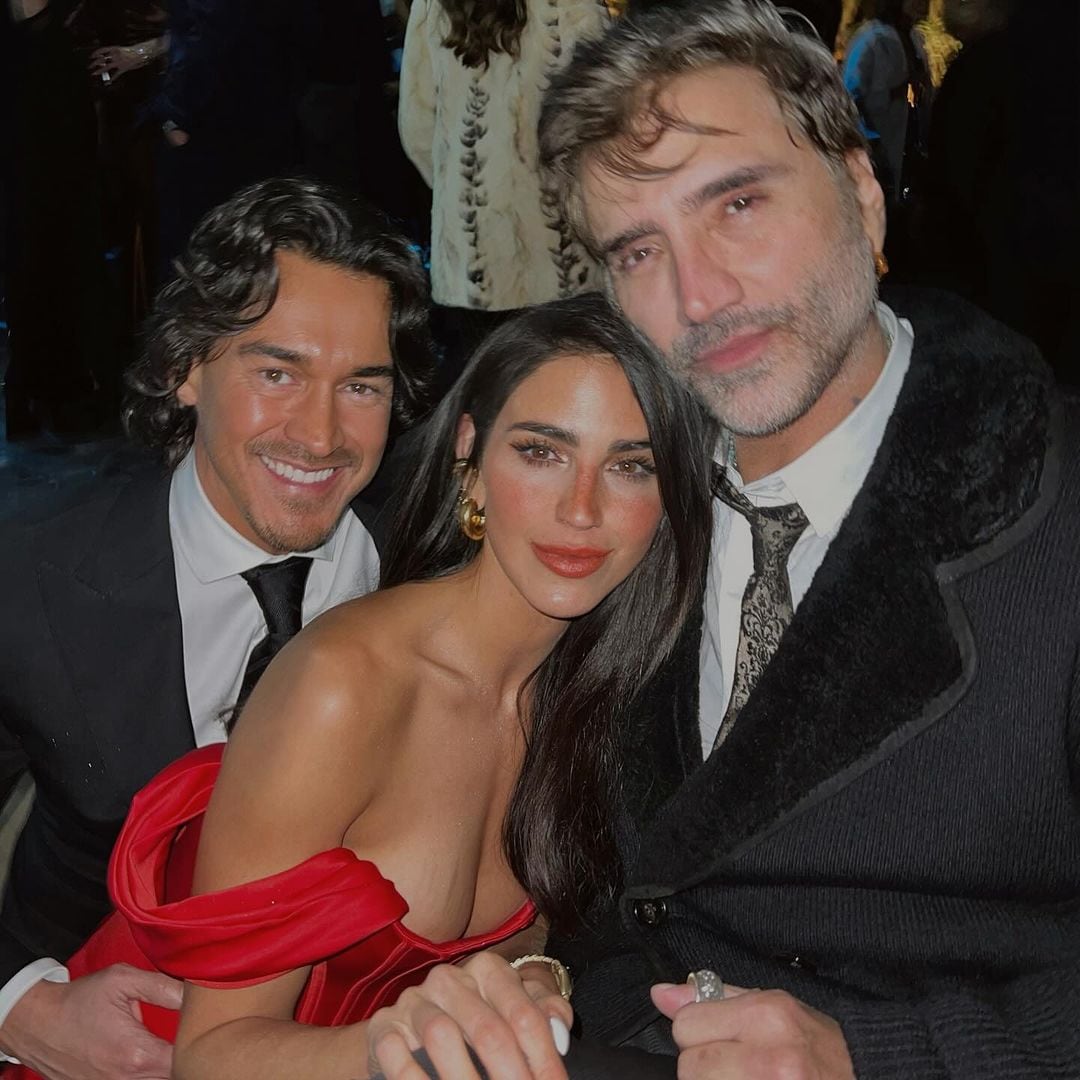 Bárbara de Regil con Alejandro Fernández y su esposo.