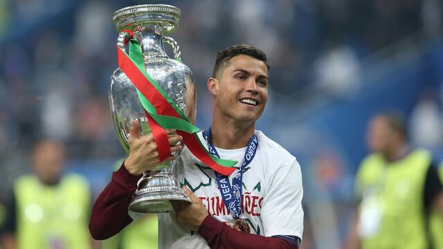Cristiano Ronaldo carga la Eurocopa.