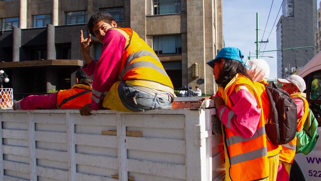 Un trabajador del servicio de limpia saluda a la cámara en calles de CDMX.