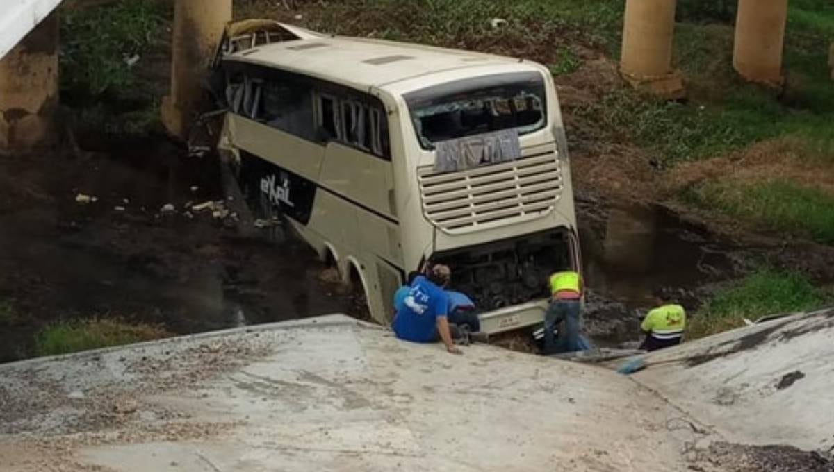 Accidente de autobús en la carretera carretera 145-D