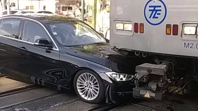 Choca Tren Ligero contra vehículo