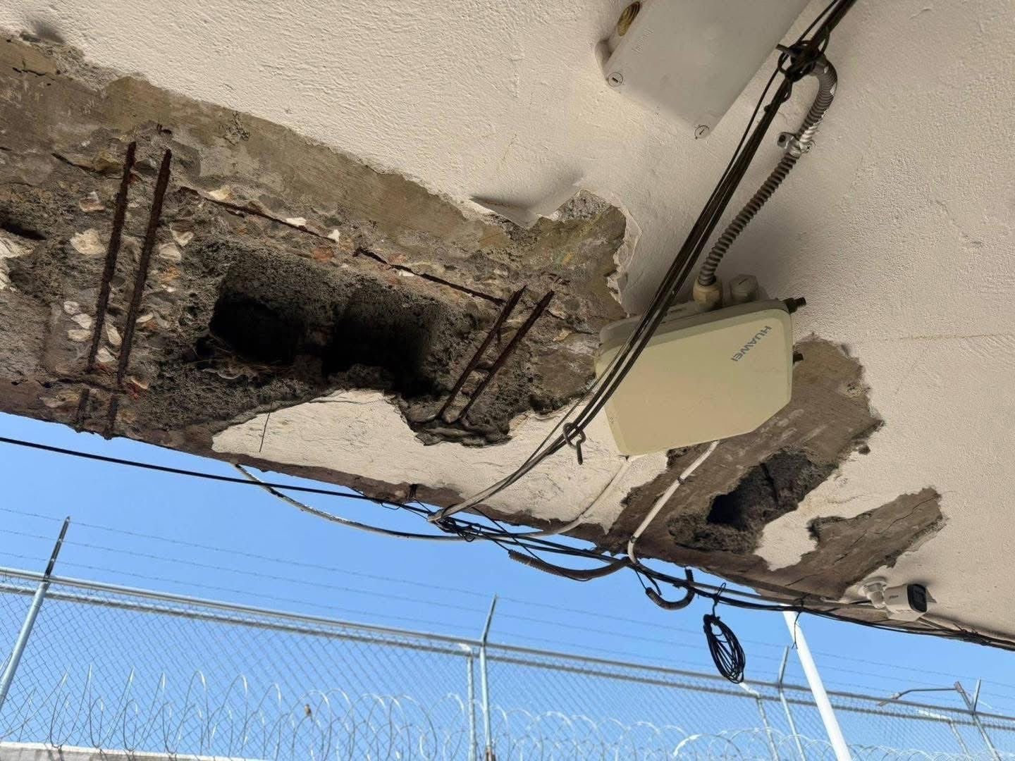 Alumnos de telesecundaria de la SEP en Jojutla usan cascos por riesgo de colapso