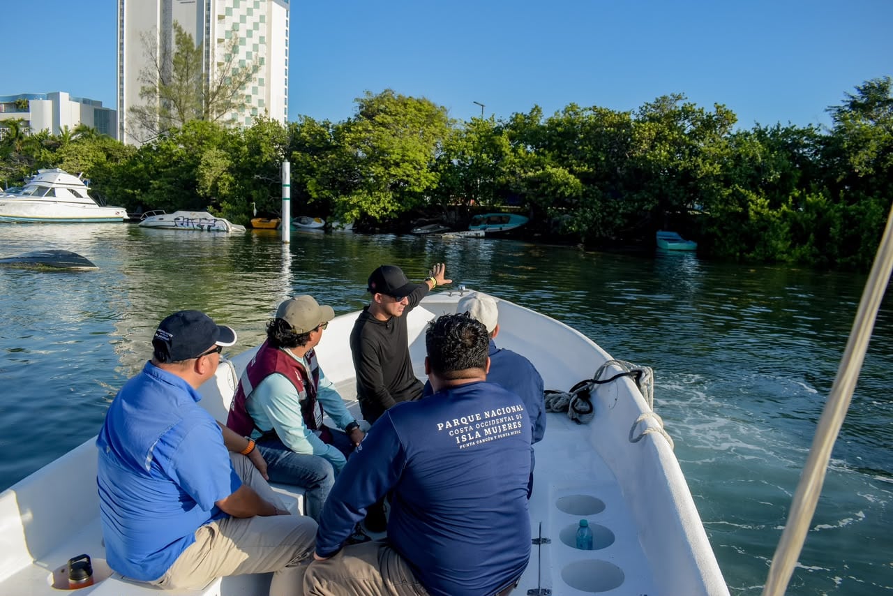 Ordenan embarcaciones abandonadas en la Laguna Nichupté de Cancún.