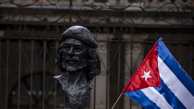 Vecinos de la colonia Tabacalera, ciudadanos, y miembros de diferentes organizaciones sociales y políticas, se dieron cita en la Plaza San Carlos, para manifestar su inconformidad con la alcaldesa de Cuauhtémoc, Alessandra Rojo De la Vega
