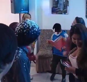 Niño se puso a bailar mientras estudia