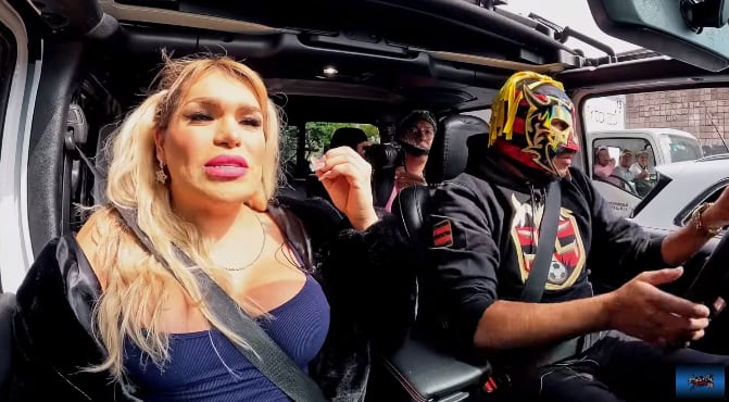 Wendy Guevara en plática con el Escorpión Dorado.