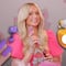 VIDEO: Paris Hilton carga hasta con pistola de silicón en su bolsa y lo presumió en Pinky Promise
