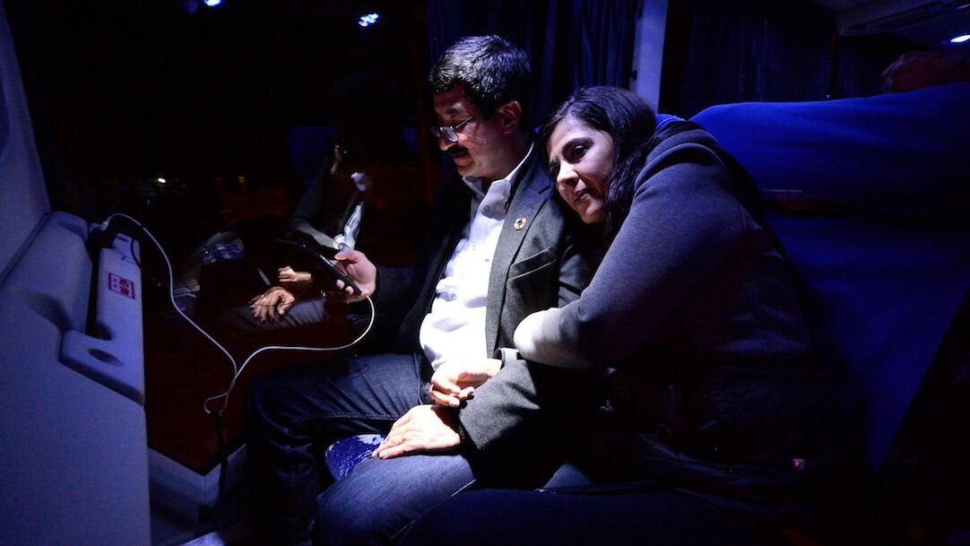 El gobernador Javier Corral y Cinthia Chavira, su esposa.