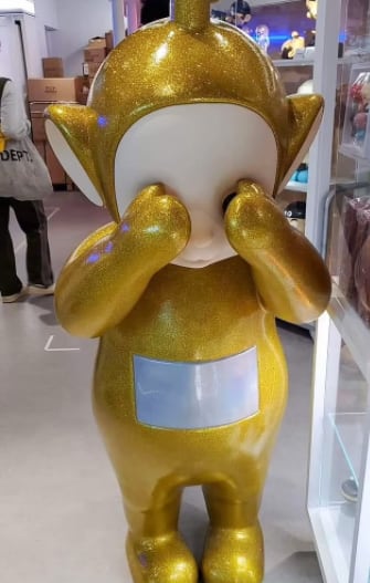 Niño rompe figura de ‘teletubbie’