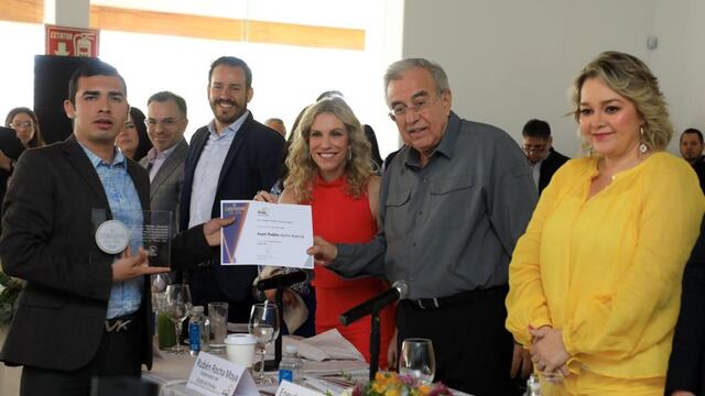 Rubén Rocha Moya entrega reconocimientos por “Ciudadano del año” en Sinaloa