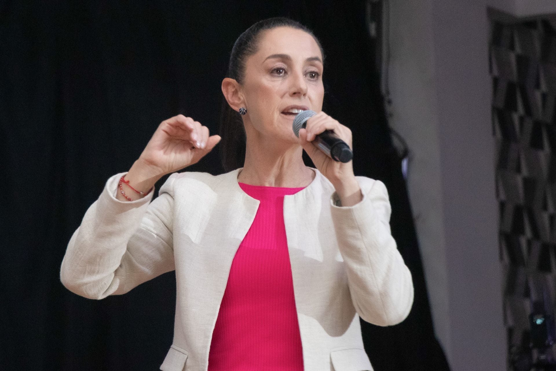 La mandataria capitalina, Claudia Sheinbaum, aseguró que es distinta a Marcelo Ebrard, pues le recordó su pasado con Carlos Salinas de Gortari.