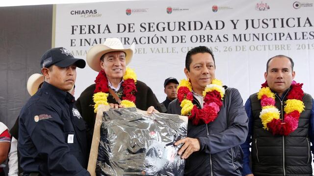 En Amatenango del Valle el gobernador Rutilio Escandón Cadenas encabezó la entrega de equipamiento a la Policía Municipal e hizo un llamado a seguir trabajando en unidad.