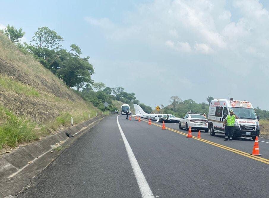 Avioneta sobre carretera en Papantla, Veracruz