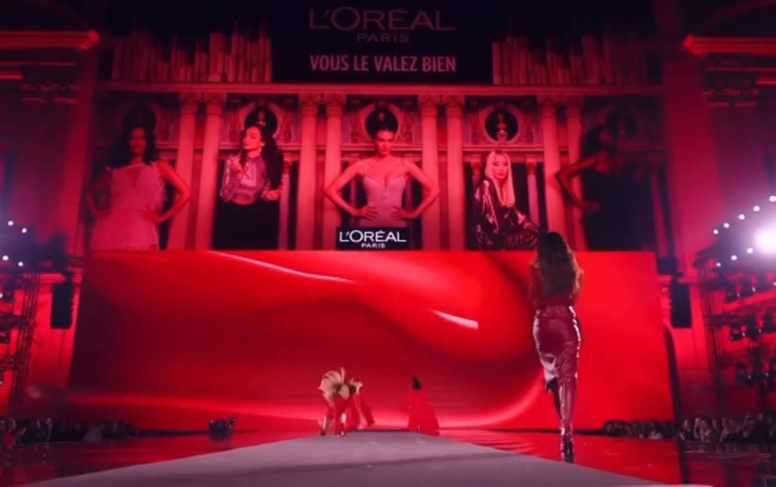 Belinda se cae en desfile de Paris Fashion Week