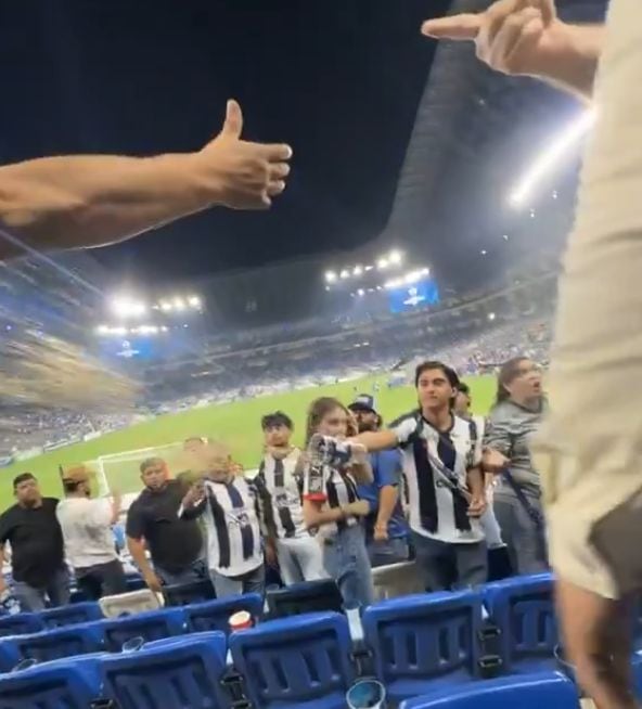 Revelan agresión entre aficionados en estadio de Rayados.