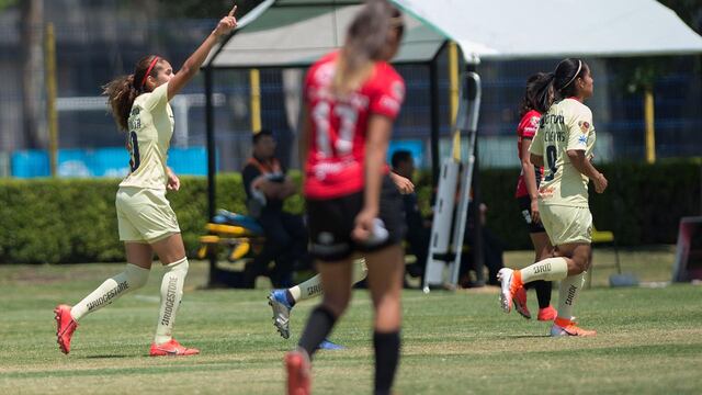 Daniela Espinosa festeja su anotación.