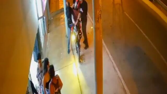 Ladrón y cómplice intentando asaltar a joven.