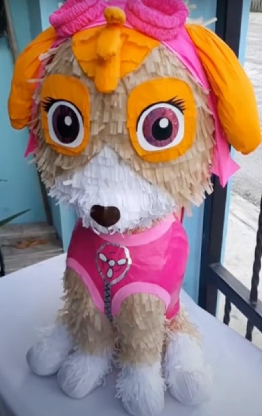 Piñata de Skye de Paw Patrol con globos y conos