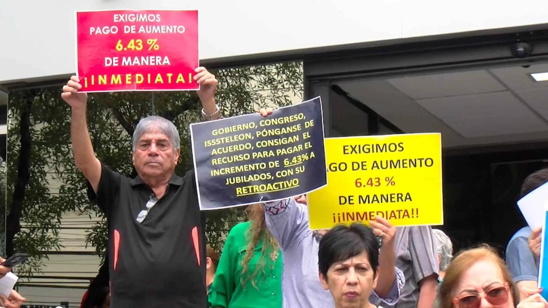 Protesta de maestros jubilados de la sección 50 del SNTE