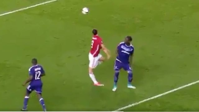 Zlatan sufrió una aparatosa lesión.