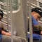 VIDEO: Se queda dormido en vagón del metro y una rata le recorre el cuerpo; hasta TikTok se asustó