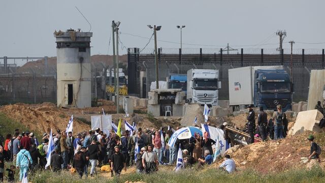 Manifestantes israelíes intentan bloquear la carretera por la que transitan camiones con ayuda humanitaria hacia la Franja de Gaza en el cruce fronterizo de Kerem Shalom, en el sur de Israel.