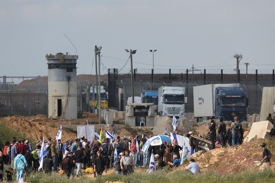 Manifestantes israelíes intentan bloquear la carretera por la que transitan camiones con ayuda humanitaria hacia la Franja de Gaza en el cruce fronterizo de Kerem Shalom, en el sur de Israel.