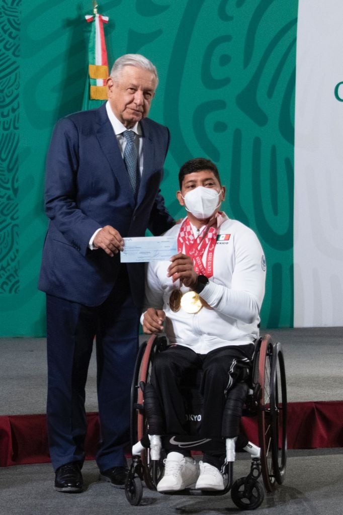 AMLO cumple compromiso con atletas paralímpicos
