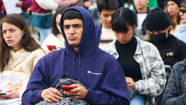 Universitarios esperan a la jefa del Gobierno de la Ciudad de México, Clara Brugada Molina para recibir un apoyo para el transporte