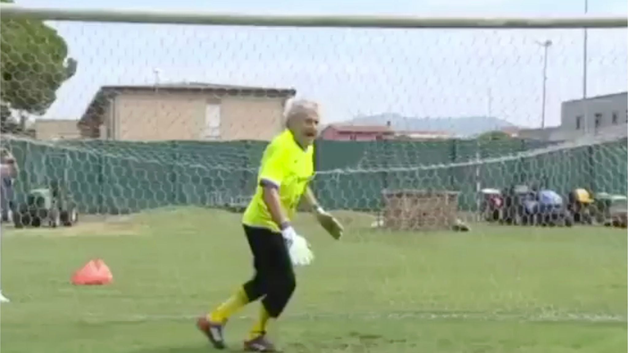 Y se quejan de Ochoa: Exportero de la Serie A sorprende al volver al futbol a sus 83 años