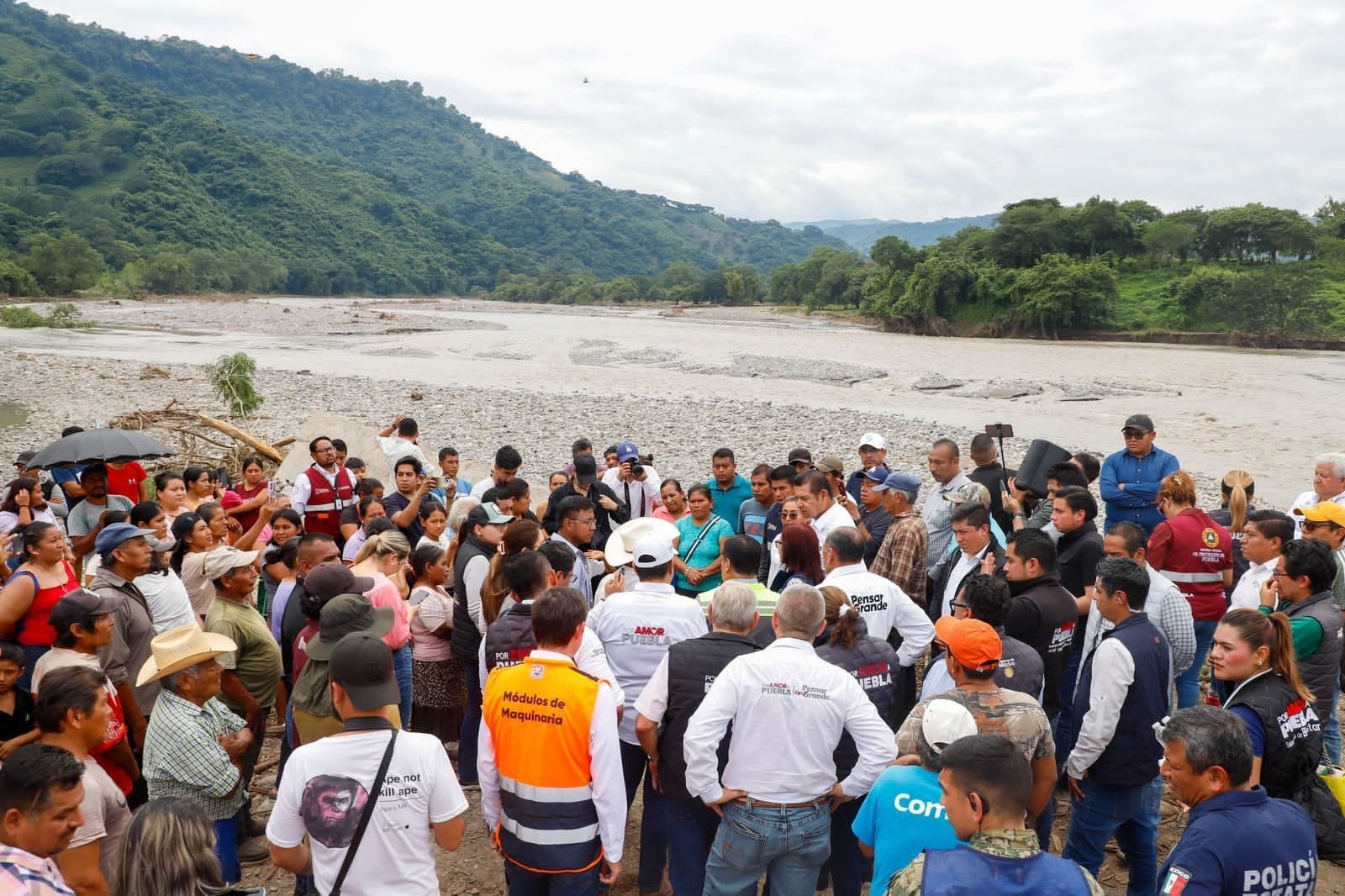 Alejandro Armenta recorre comunidades afectadas por las lluvias atípicas para establecer plan de acción.