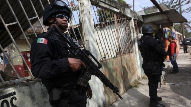 Policías resguardando el peritaje efectuado la casa del periodista.