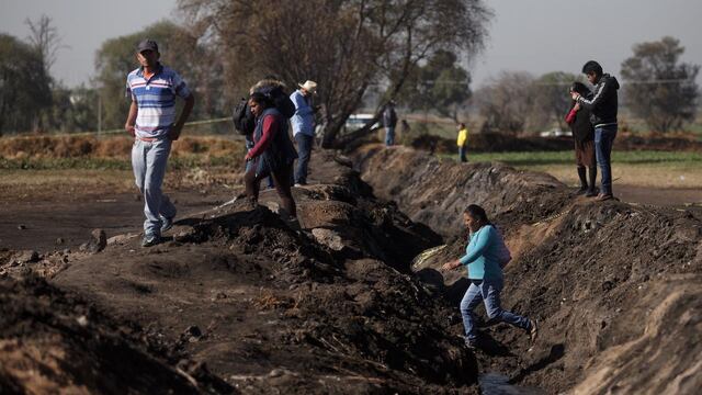 Gente buscando restos tras explosión de toma clandestina en Tlahuelilpan, Hidalgo.