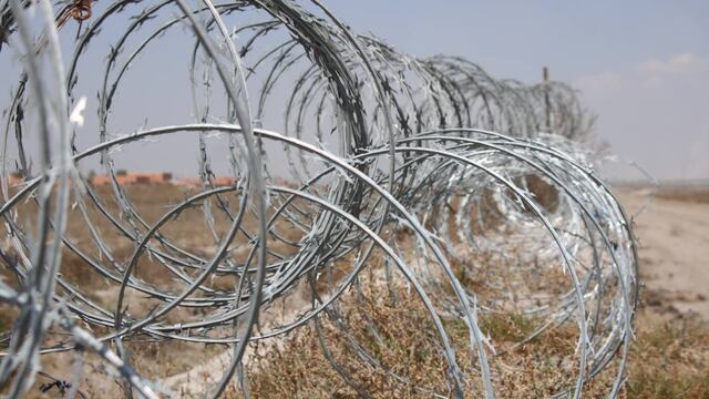 Alambre de púas deberá ser retirado de frontera con México