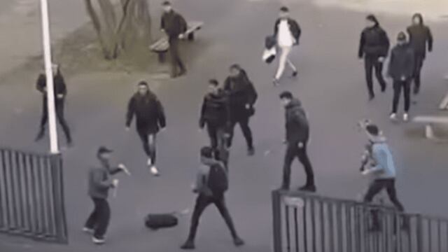 Estudiantes defendiéndose de su agresor.