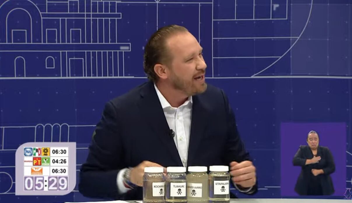 Santiago Taboada muestra agua cochina de 4 alcaldías