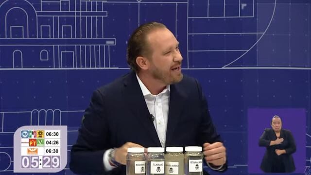 Santiago Taboada muestra agua cochina de 4 alcaldías