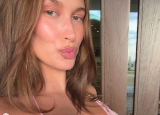 Hailey Bieber presume su pancita de embarazo con un top de mariposas