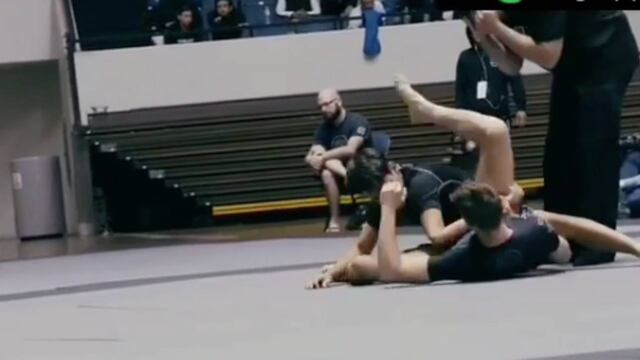 Ethan Crelinsten a la hora de lesionar al otro gladiador.