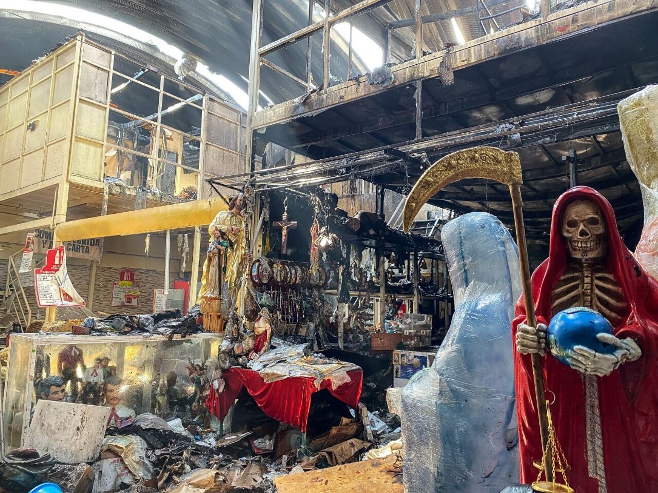 Las esculturas religiosas se salvaron tras el incendio que se registró en el Mercado de Sonora