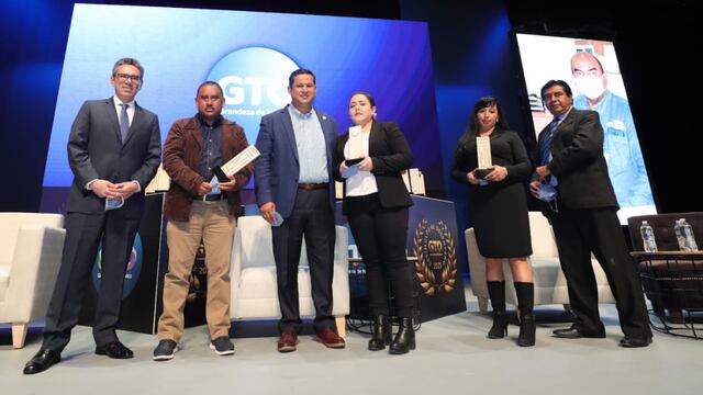 Diego Sinhue y trabajadores estatales