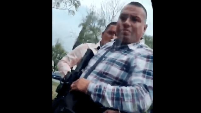 Cuatro sujetos intentaron detener a un automovilista en Ciudad Satélite.