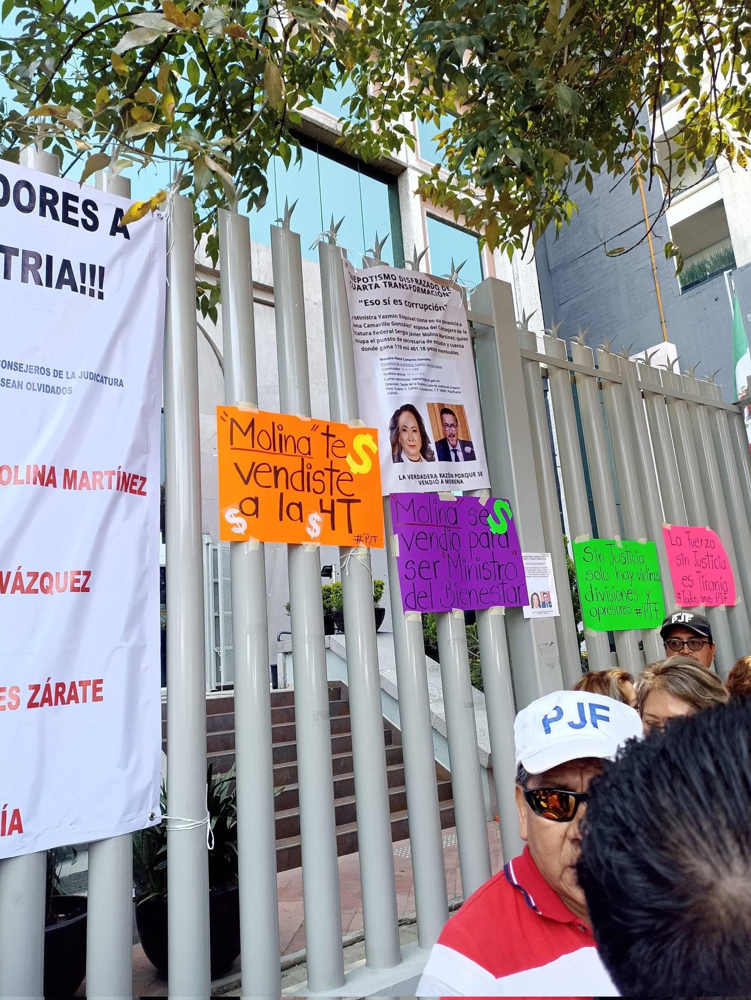 Trabajadores del Poder Judicial se manifiestan fuera del CJF