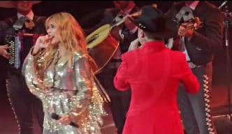 Christian Nodal sorprende con mariachis a Kany García durante su concierto