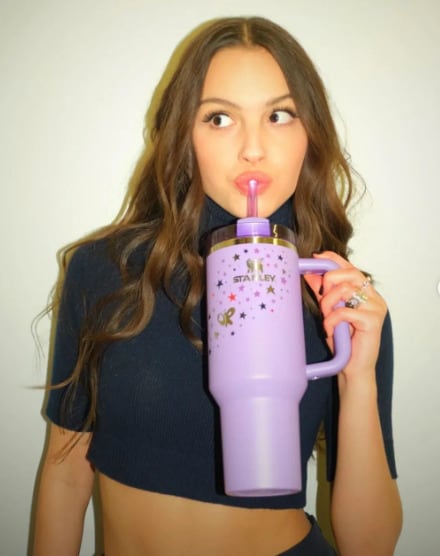 Olivia Rodrigo lanzará su propio vaso Stanley morado