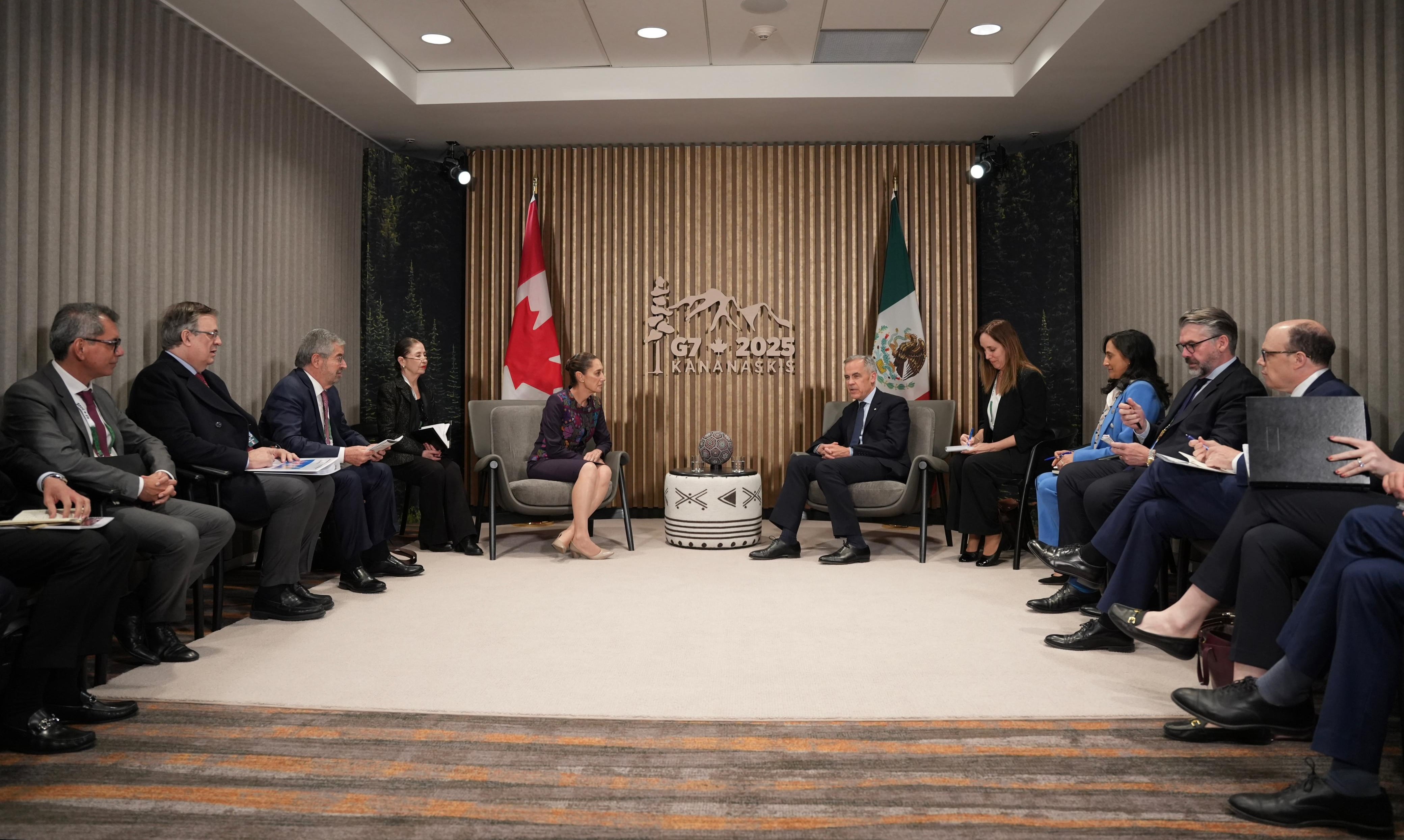 Claudia Sheinbaum dio un muy mexicano regalo a Mark Carney, primer ministro de Canadá, por la Copa del Mundo 2026 en la cumbre del G7