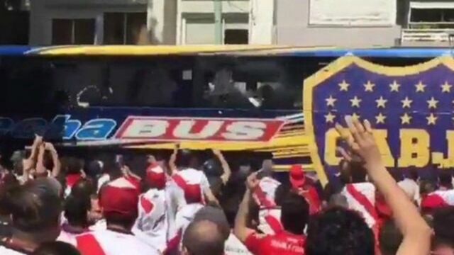 El momento de la agresión al transporte Xeneize.