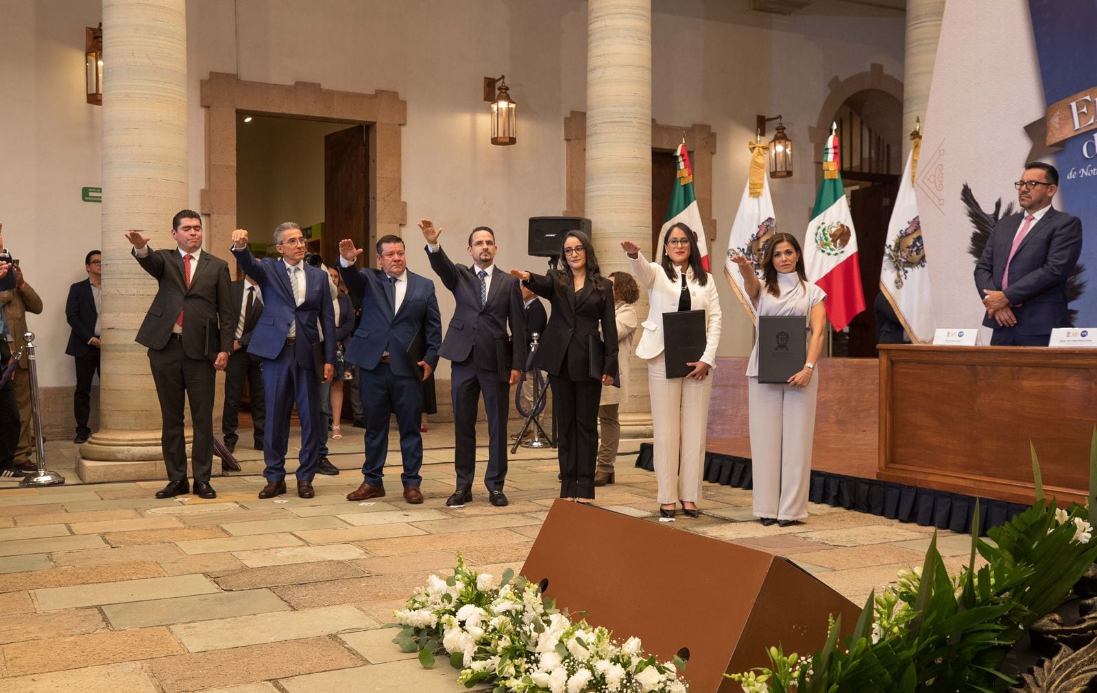 Diego Sinhue Rodríguez entrega Fíats a Notarios públicos