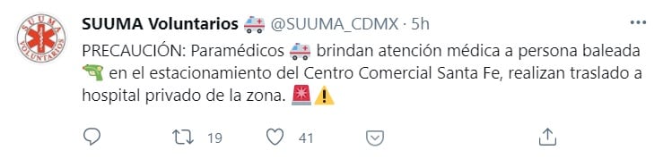 Paramédicos atienden a hombre por disparos en Centro Santa Fe