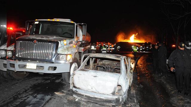 El vehículo, que transportaba 45 mil litros de gas, se accidentó cerca del panteón Jardines del Recuerdo, causando una explosión, heridos y la muerte del chofer.